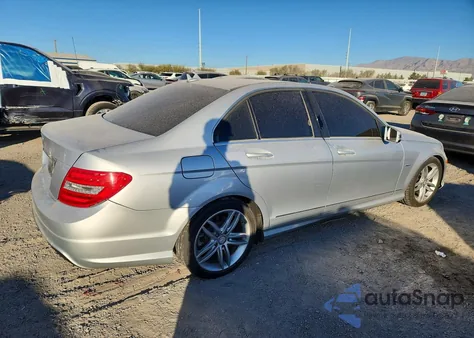2012 Mercedes-Benz C 250 z USA, uszkodzony, nr VIN WDDGF4HB8CR205145